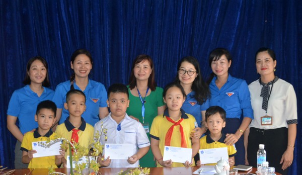 ĐC Bí thư Tỉnh đoàn và thường trực hội Đồng đội tỉnh trao quà cho các bạn học sinh trường tiểu học Yên Thịnh TP Yên Bái